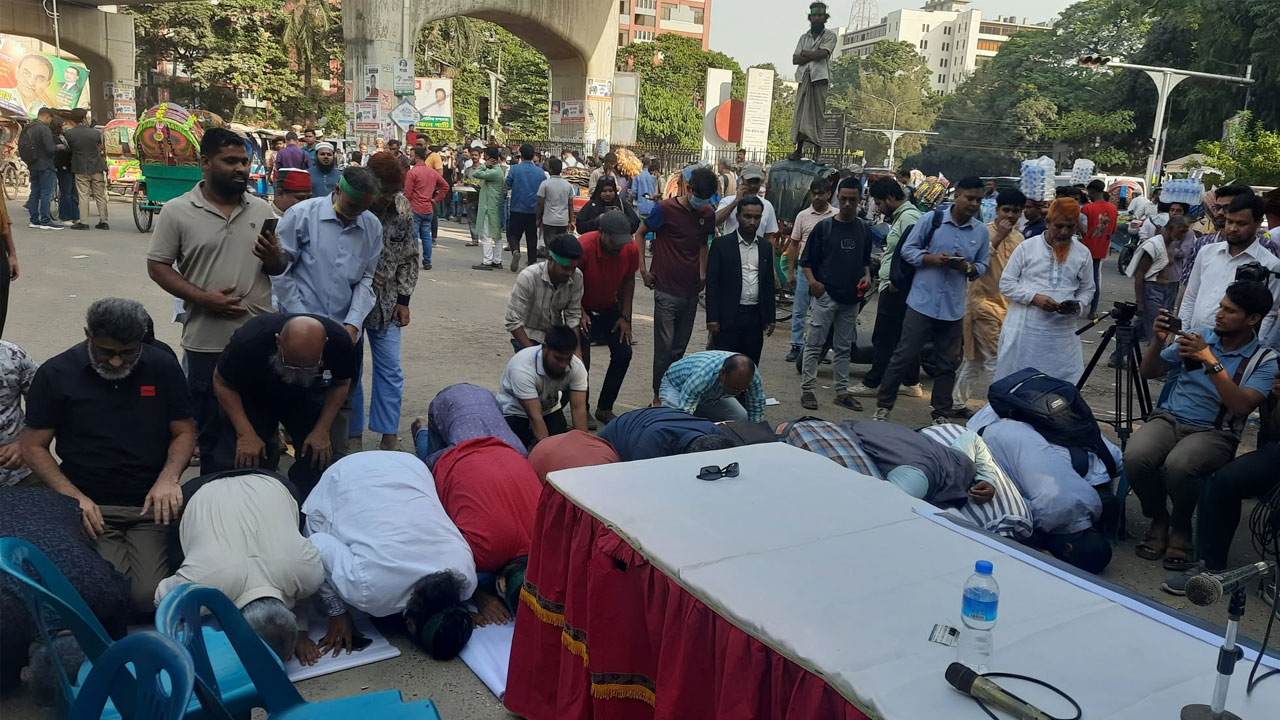 শেখ হাসিনার ফাঁসির রায়ে ‘মঞ্চ ২৪’ এর গণ সিজদাহ